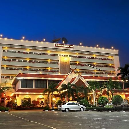 Maeyom Palace Hotel Phrae Extérieur photo